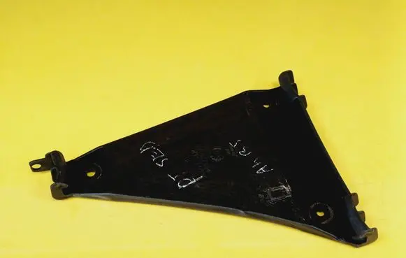 Rear bumper mounting bracket