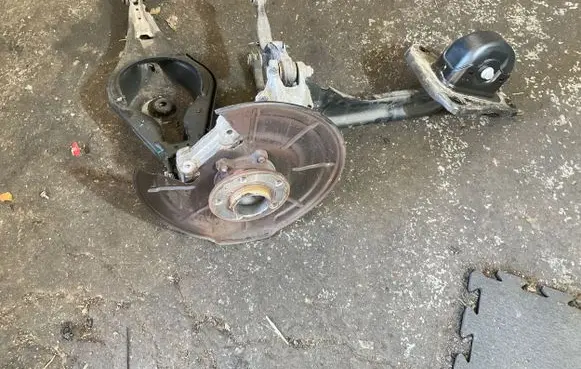 Rear wheel hub spindle/knuckle