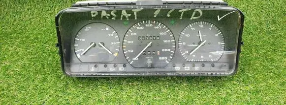 Volkswagen PASSAT B3 Speedometer (instrument cluster) 357919033A