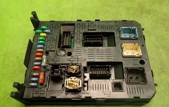 Peugeot 407 Fuse module 966405908001