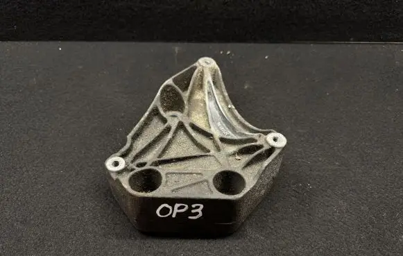 Opel Zafira A Engine mounting bracket 90581524
