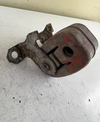 Audi A6 S6 C6 4F Muffler mount bracket/holder 4F0253147