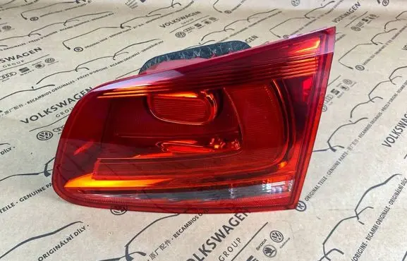 Volkswagen Touareg II Tailgate rear/tail lights 7P6945094A
