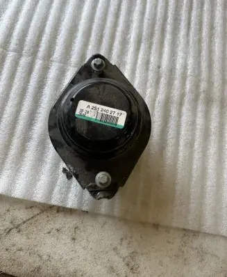 Mercedes-Benz R W251 Engine mount bracket A2512402717