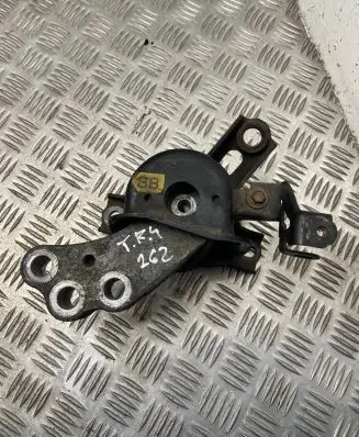 Toyota RAV 4 (XA30) Engine mount bracket