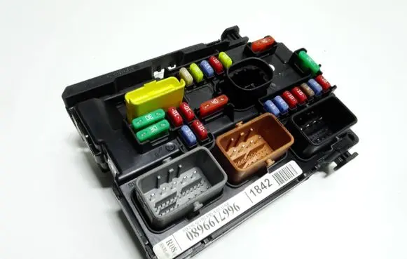 Citroen C4 Grand Picasso Fuse module 9667199680