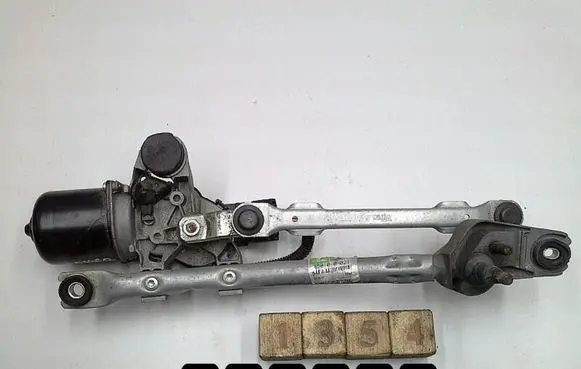 Toyota Aygo AB10 Rear window wiper motor