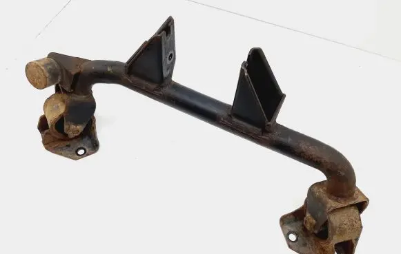 Suzuki Swift II Engine mounting bracket