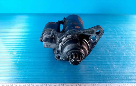 Volkswagen PASSAT B6 Starter motor 1005831311