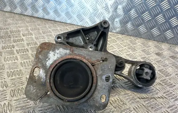 Opel Vivaro Engine mount bracket