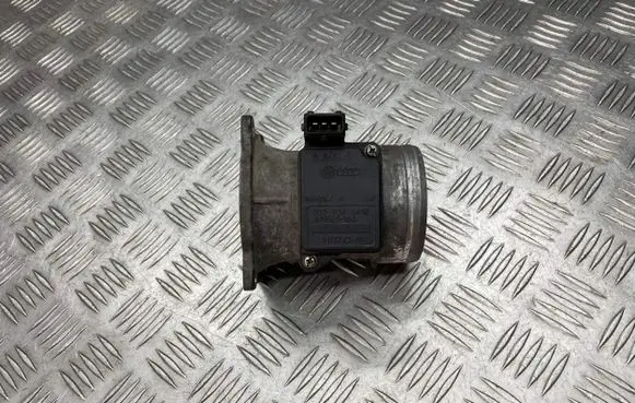 Audi A4 S4 B5 8D Mass air flow meter 037906461B AFH6010A T15194