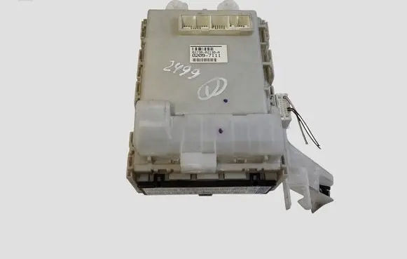 Toyota Auris 150 Fuse module 8273002130A 02097I11