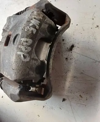 Nissan Juke I F15 Front brake caliper