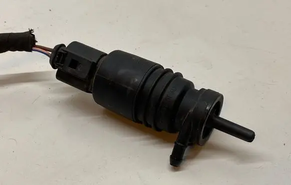 Mercedes-Benz CLS C219 Windscreen/windshield washer pump