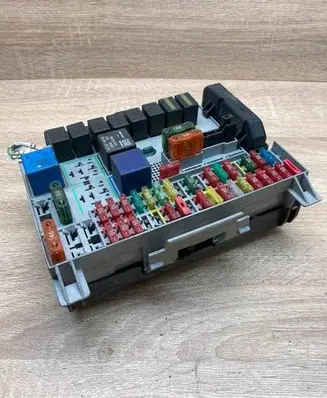 Opel Vectra B Fuse module 90504534