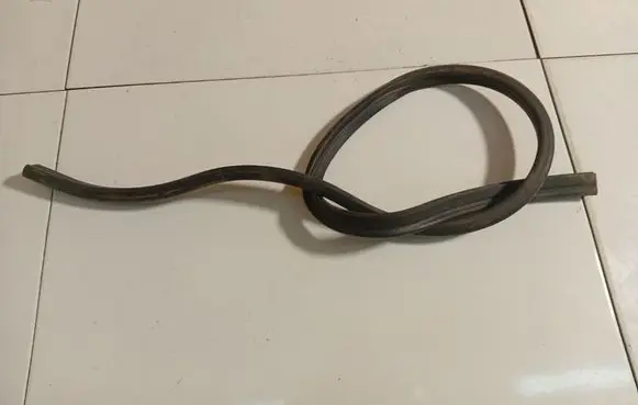 Volkswagen PASSAT B6 Engine compartment rubber