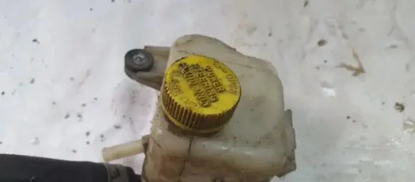 Mazda 323 Power steering fluid tank/reservoir