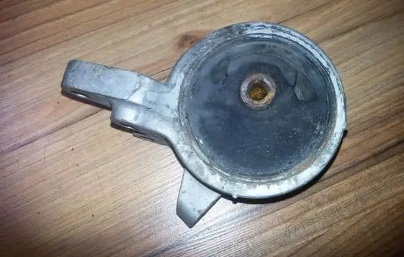 Nissan Almera Engine mount bracket