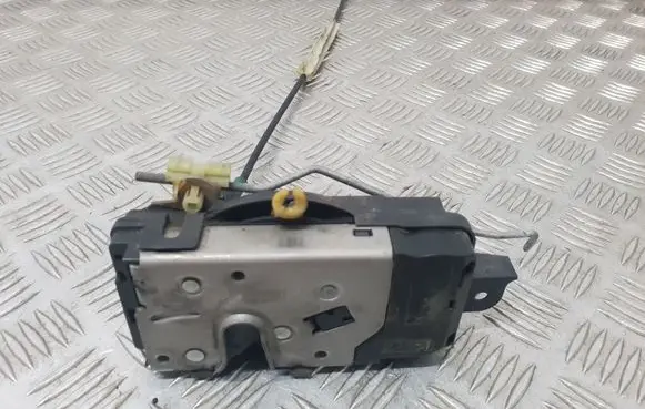 Opel Zafira B Front door lock 13210748