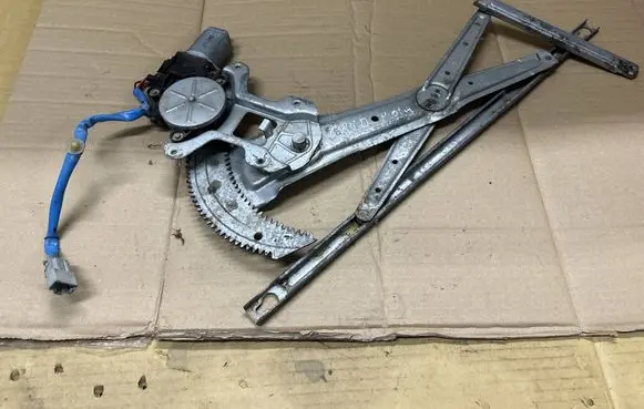Honda CR-V Front door window regulator with motor 
