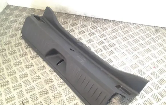 Trunk/boot sill cover protection