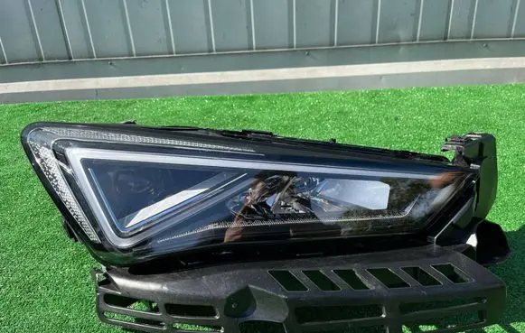 Seat Tarraco Headlight/headlamp 5FJ941008J 90143461 011D02A00