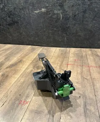 Opel Insignia B Pedal assembly 84187608 24610000000
