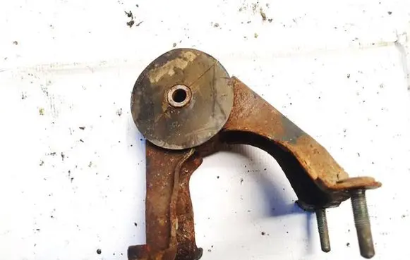 Toyota Avensis T220 Engine mount bracket