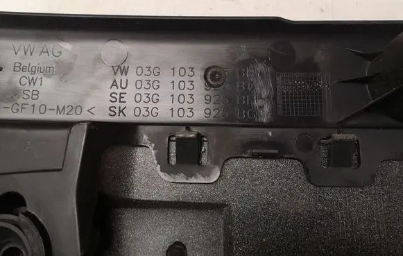 Volkswagen PASSAT B6 Engine cover (trim) 03G103925