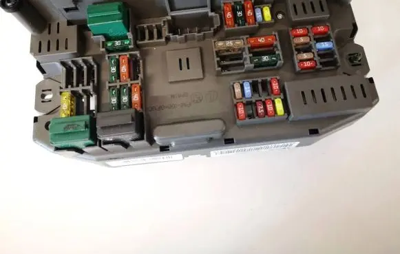 BMW 1 E81 E87 Fuse box set 518967010c 697638402