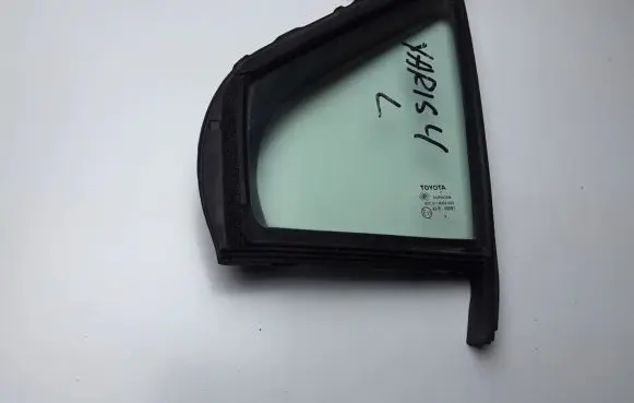 Toyota Yaris Front triangle window/glass E1743R00097