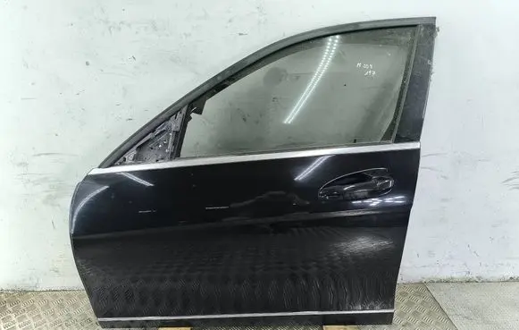 Mercedes-Benz C W204 Front door a2047205900