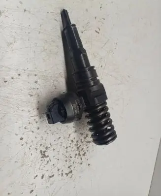 Volkswagen PASSAT B6 Fuel injector 038130073AJ 0414720037