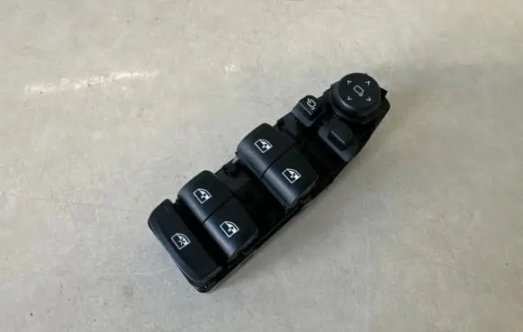 BMW 5 G30 G31 Electric window control switch 6832729