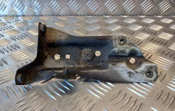Audi A3 S3 8P Fender mounting bracket 8P0821135