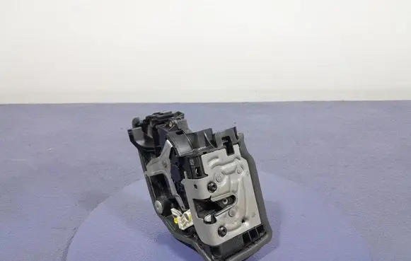BMW X6 F16 Front door lock 7473143