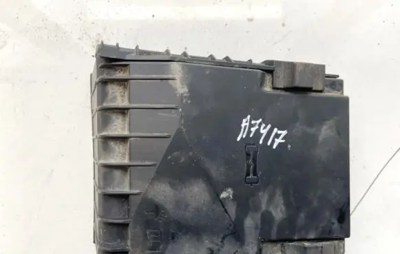 Skoda Octavia Mk2 (1Z) Fuse box cover 1k0937132f 8j0937124