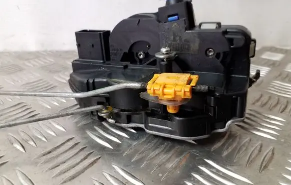 Opel Mokka Front door lock