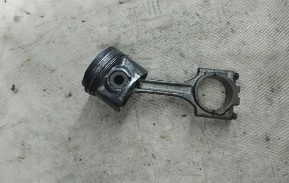 Volvo XC90 Piston with connecting rod