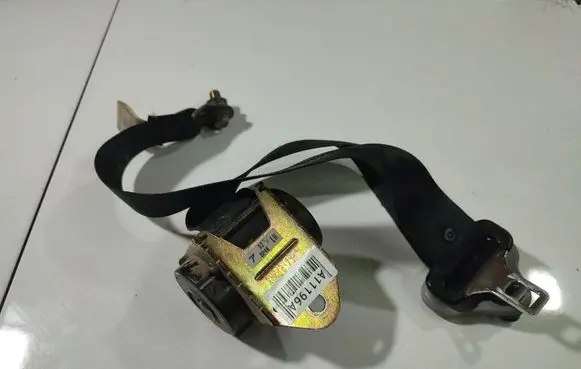 Mazda 3 I Front seatbelt 0433015