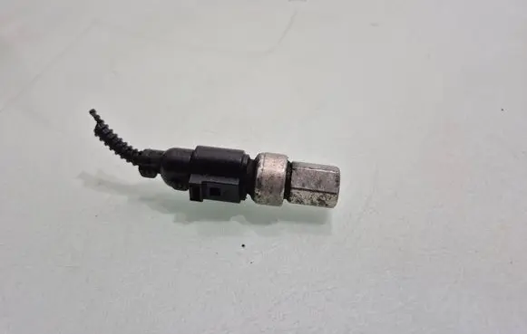 Volkswagen Touran I Air conditioning (A/C) pressure sensor 