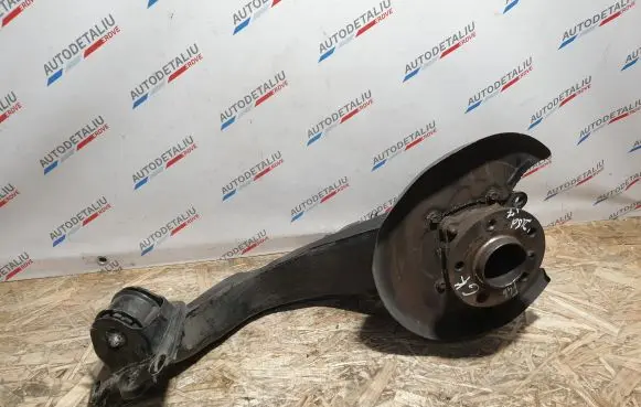 BMW 2 F46 Rear wheel hub 6851579 8842879