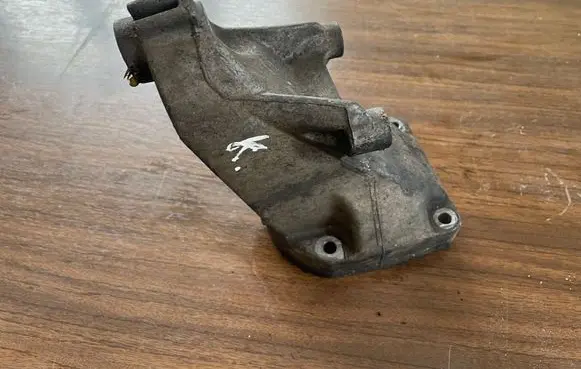 Mercedes-Benz C W203 Engine mounting bracket