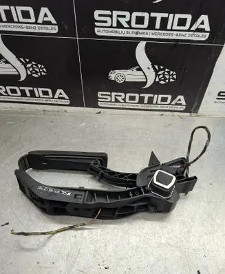 Mercedes-Benz E W211 Accelerator throttle pedal A2113001304