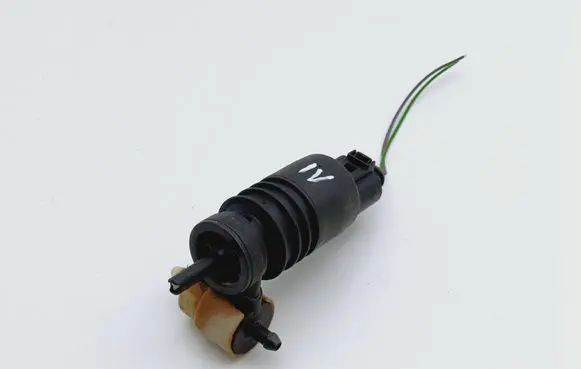 Volkswagen Golf IV Windscreen/windshield washer pump 