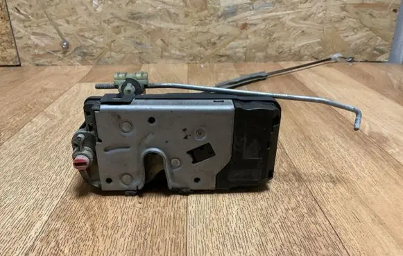 Opel Zafira B Rear door lock 13220373