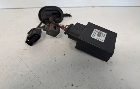 Volkswagen Tiguan Fuel injection pump control unit/module 3Q0906121B