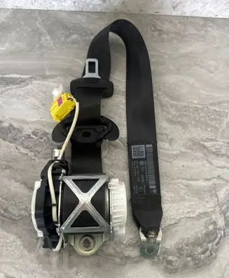 Volkswagen PASSAT B7 Front seatbelt 3C1857705P YD41919312 34077659