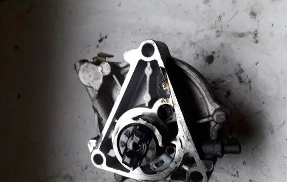 Opel Zafira B Vacuum pump