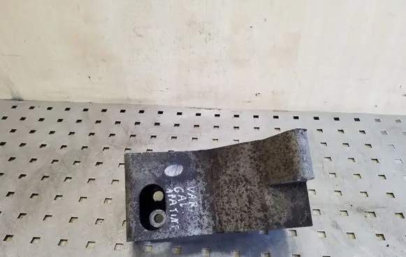 Volvo XC70 Engine mounting bracket